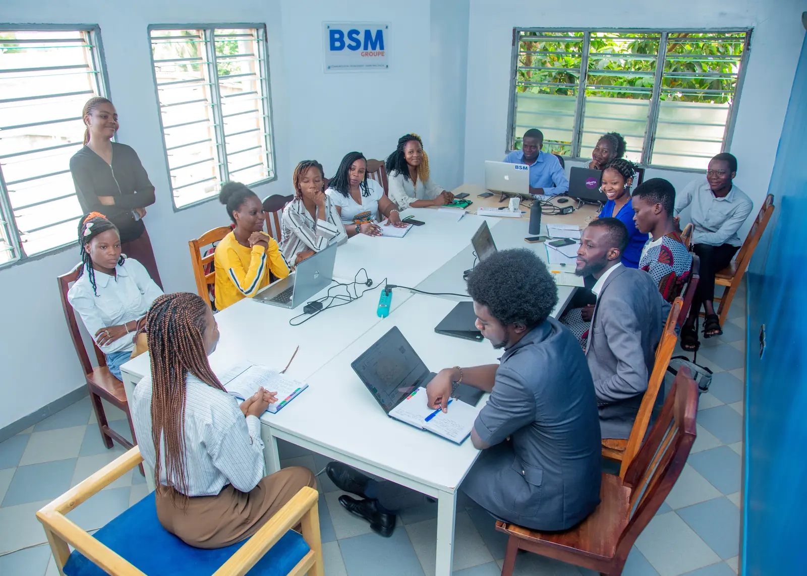 Participants réunis autour de la table de travail de BSM groupe