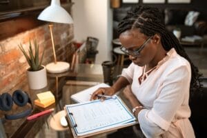 Guide : Comment rédiger son premier CV ? Les 3 étapes indispensables à suivre pour réussir